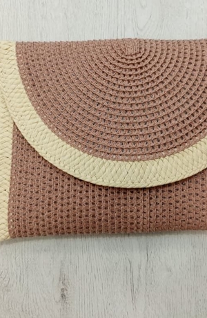 Bolso tipo sobre rosa - Imagen 1