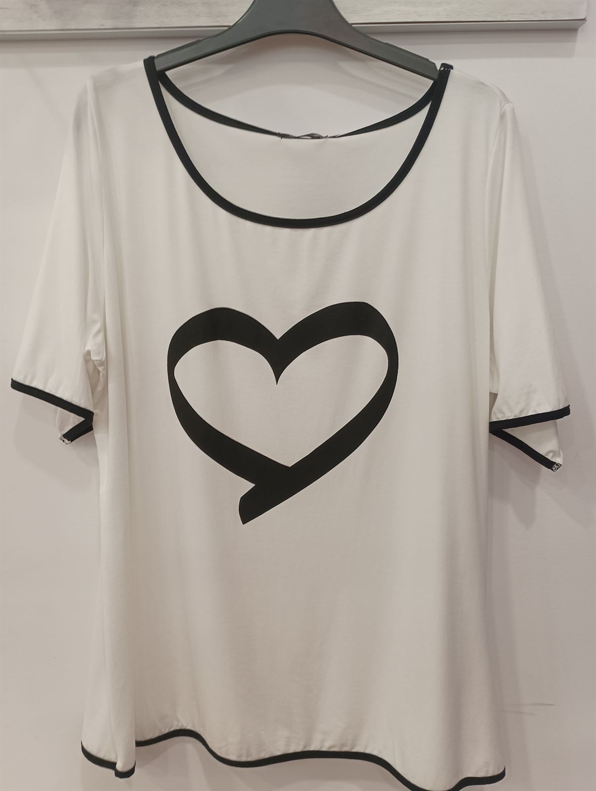 Camiseta corazón blanco moda curvy - Imagen 2