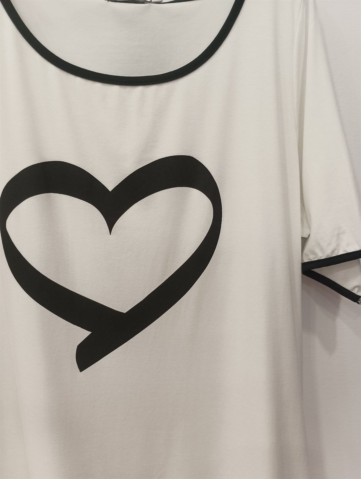 Camiseta corazón blanco moda curvy - Imagen 3