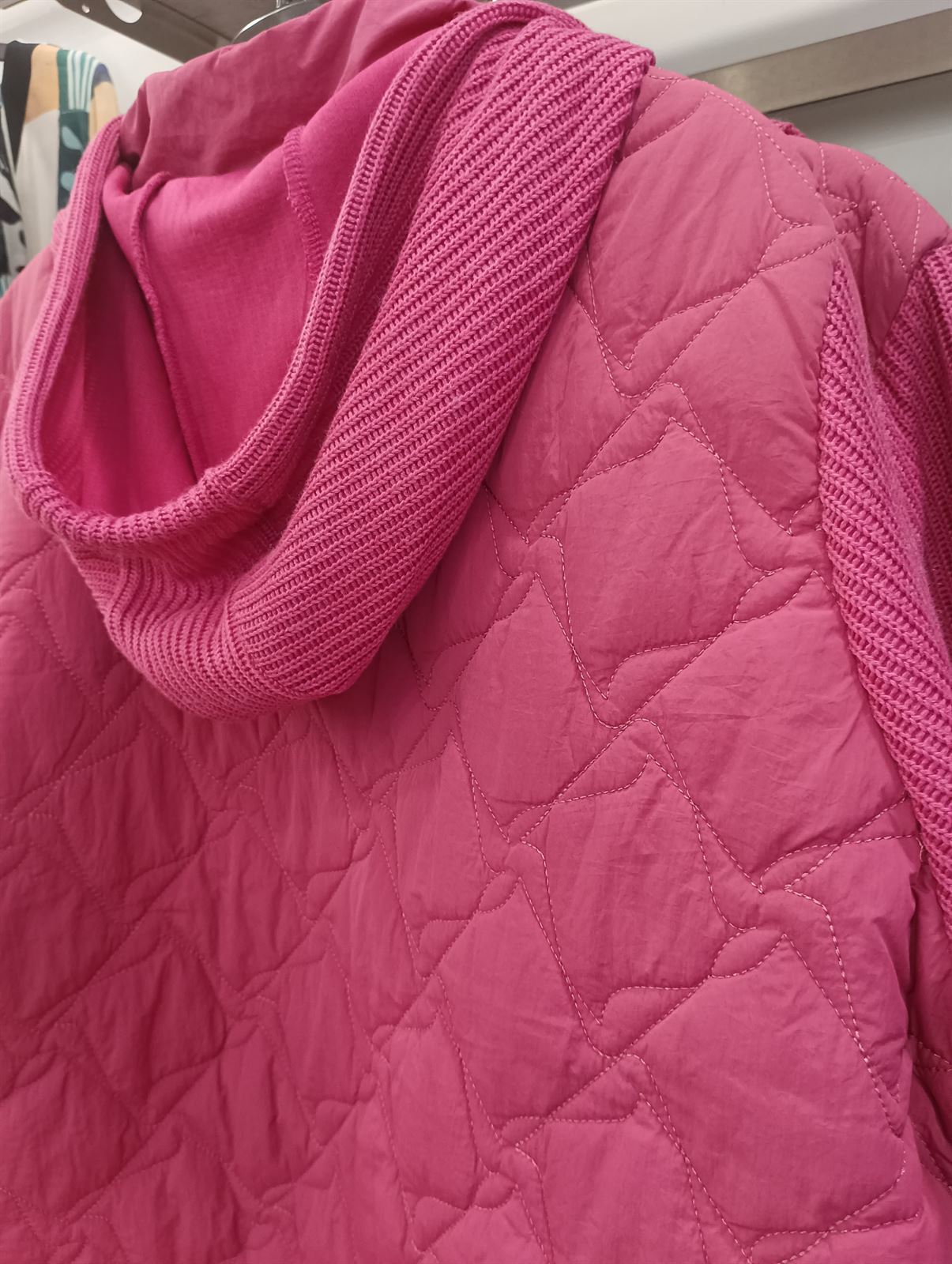 Chaqueta tipo sudadera rosa - Imagen 4