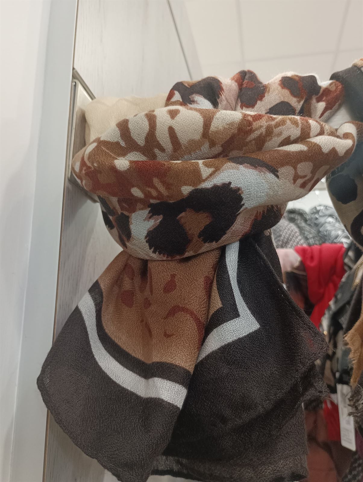 Foulard animal print marrones - Imagen 2