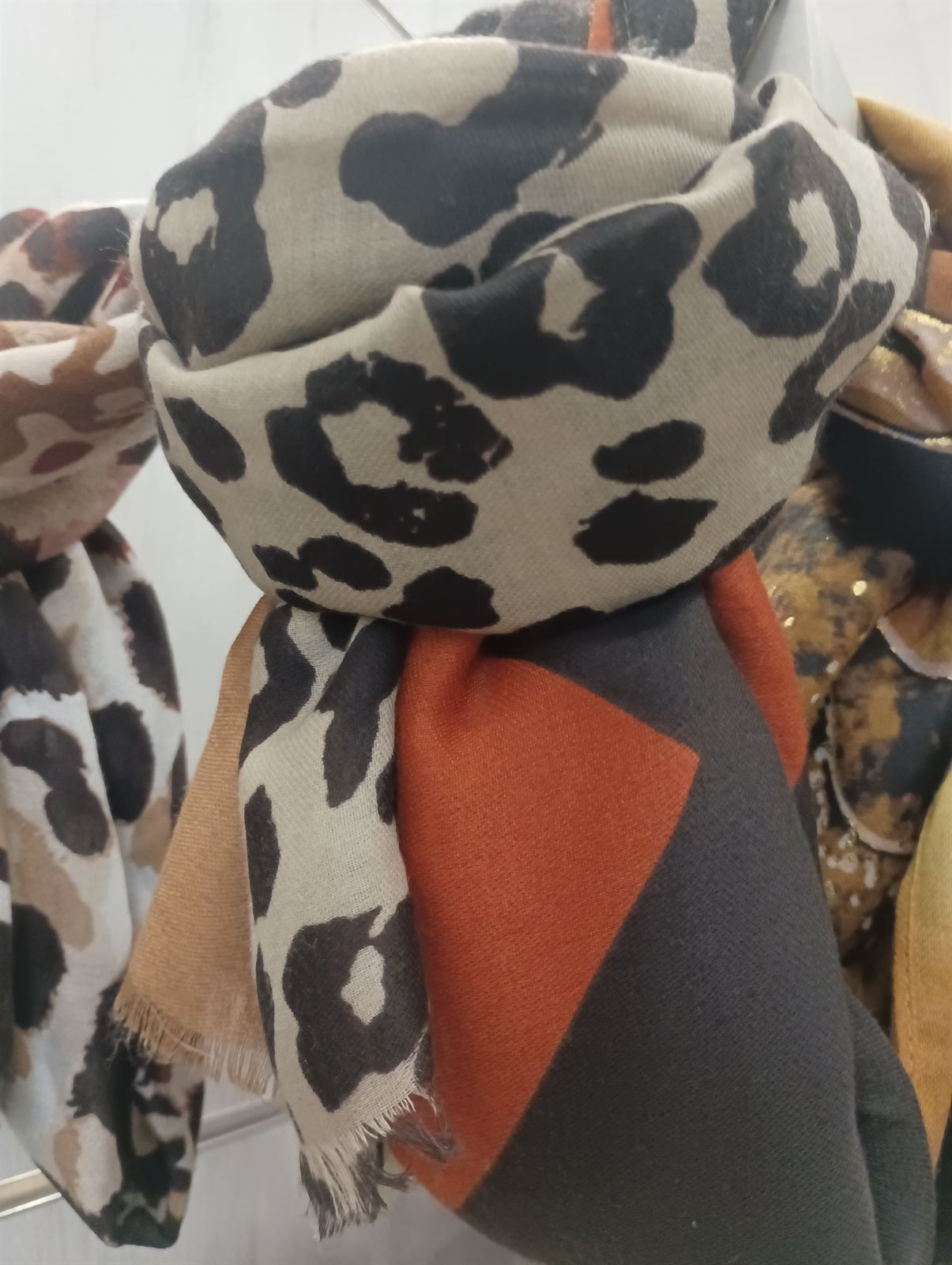 Foulard animal print raya naranja - Imagen 2