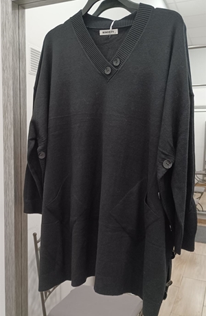 Jersey tipo capa negro moda curvy - Imagen 2